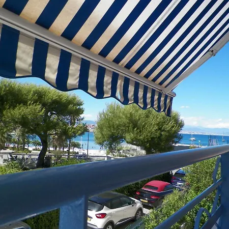 Апартаменти Contemporary In With Terrace